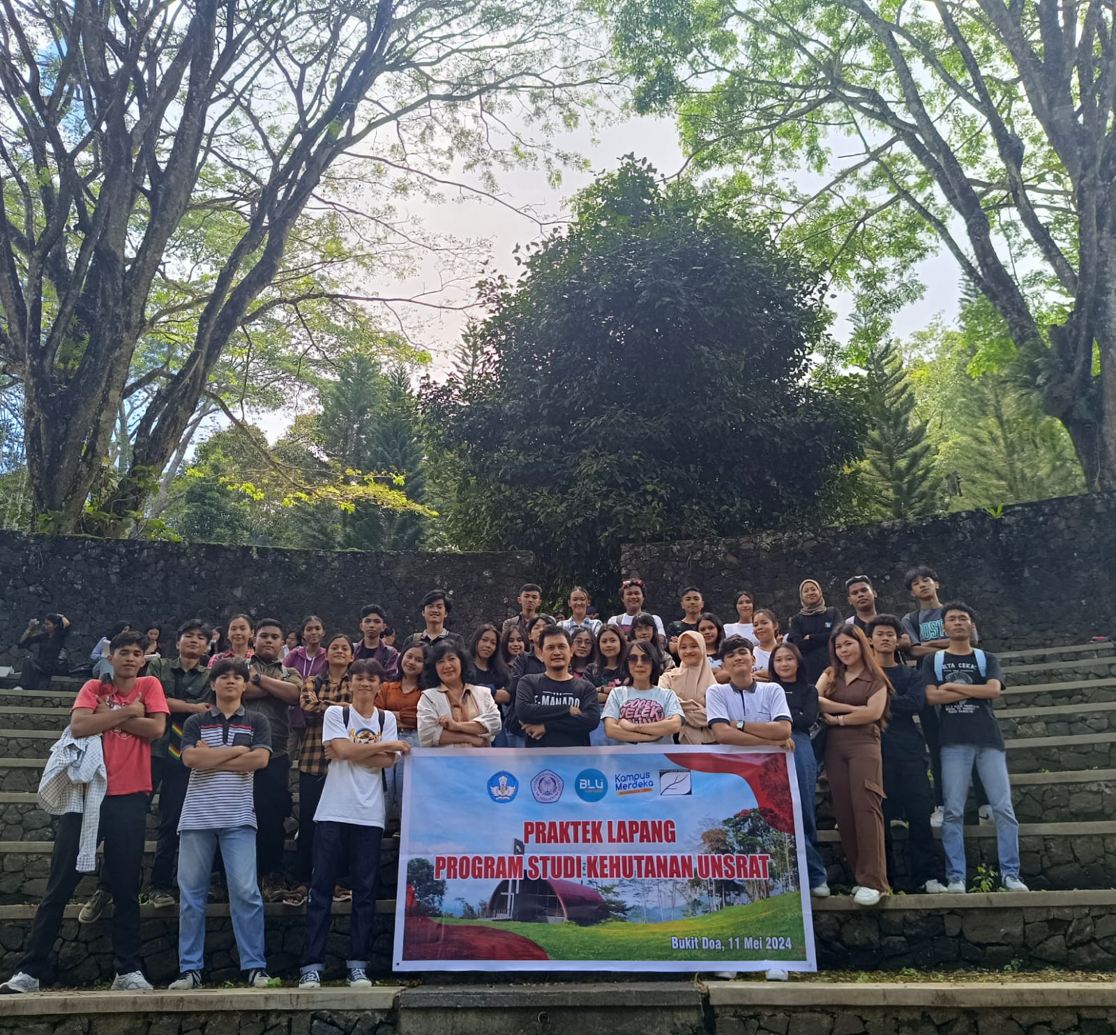 Praktek Kerja Lapang (PKL) Mahasiswa Kehutanan di Bukit Doa Tomohon Praktek Kerja Lapang (PKL) Mahasiswa Kehutanan di Bukit Doa Tomohon